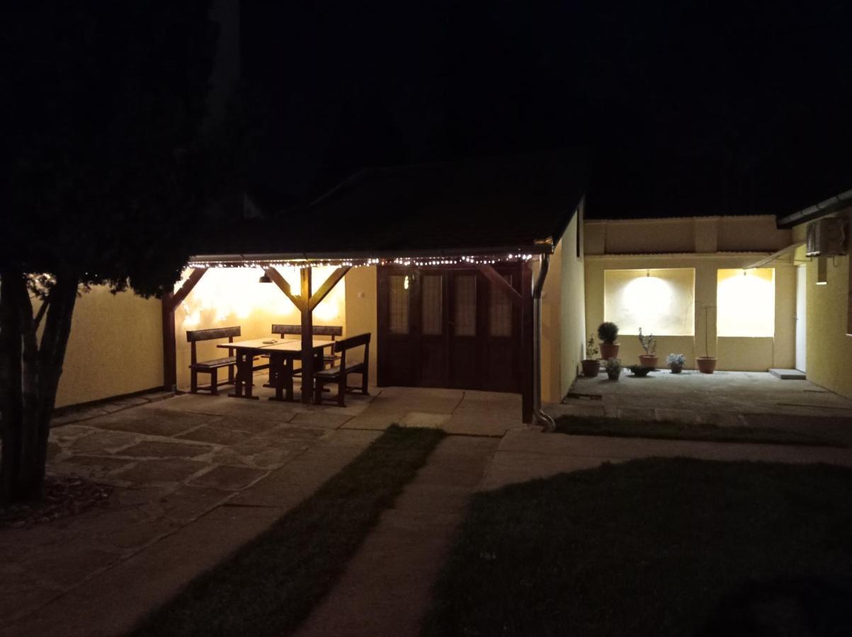 Apartman Ady 6 Senta Exteriér fotografie
